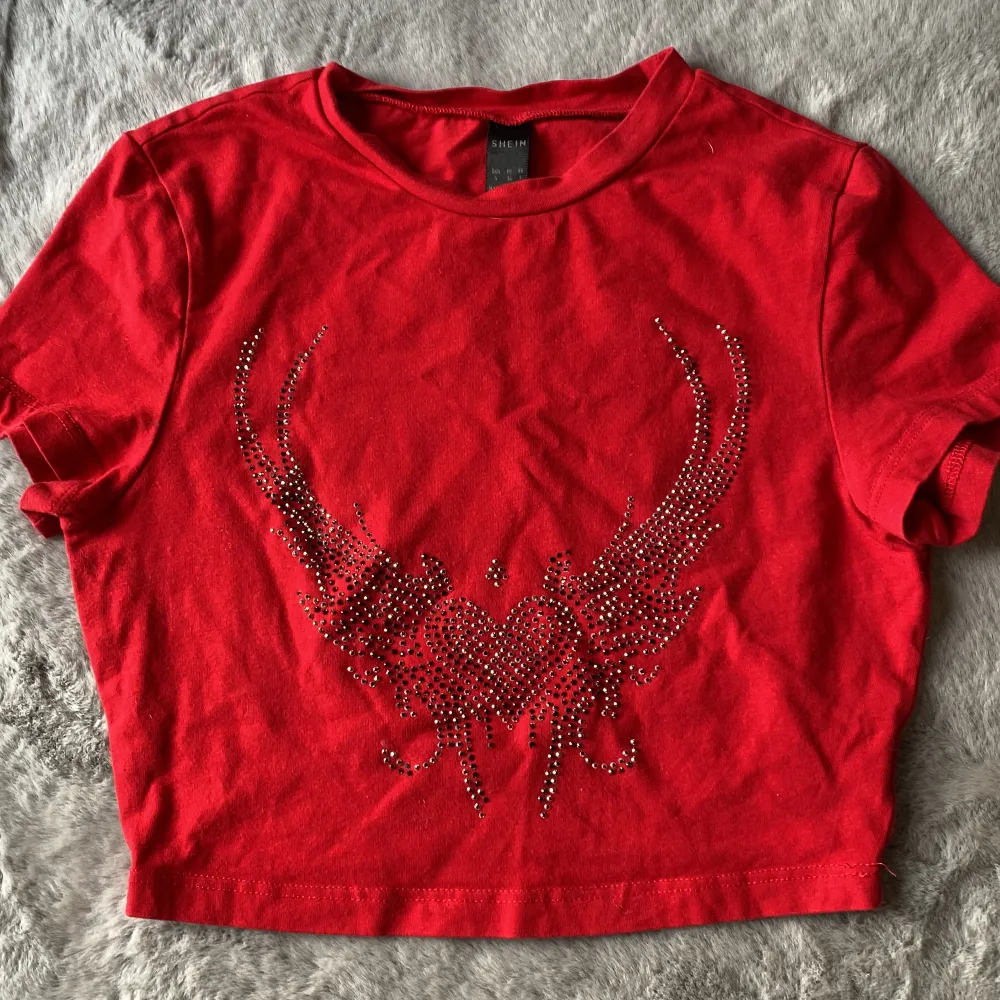 Röd t-shirt med stenar från shein ❤️. T-shirts.