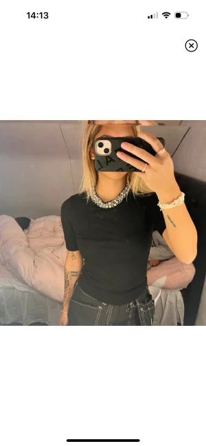 Zara t-shirt - En skit snygg vanlig svart tröja men har fina detaljer runt halsen. Fint och ha för ett finare tillfällen men kan också användas under vardagen. 
