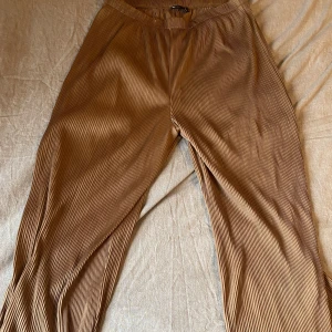 Plisserade byxor  - Snygga sköna byxor, aldrig använda 