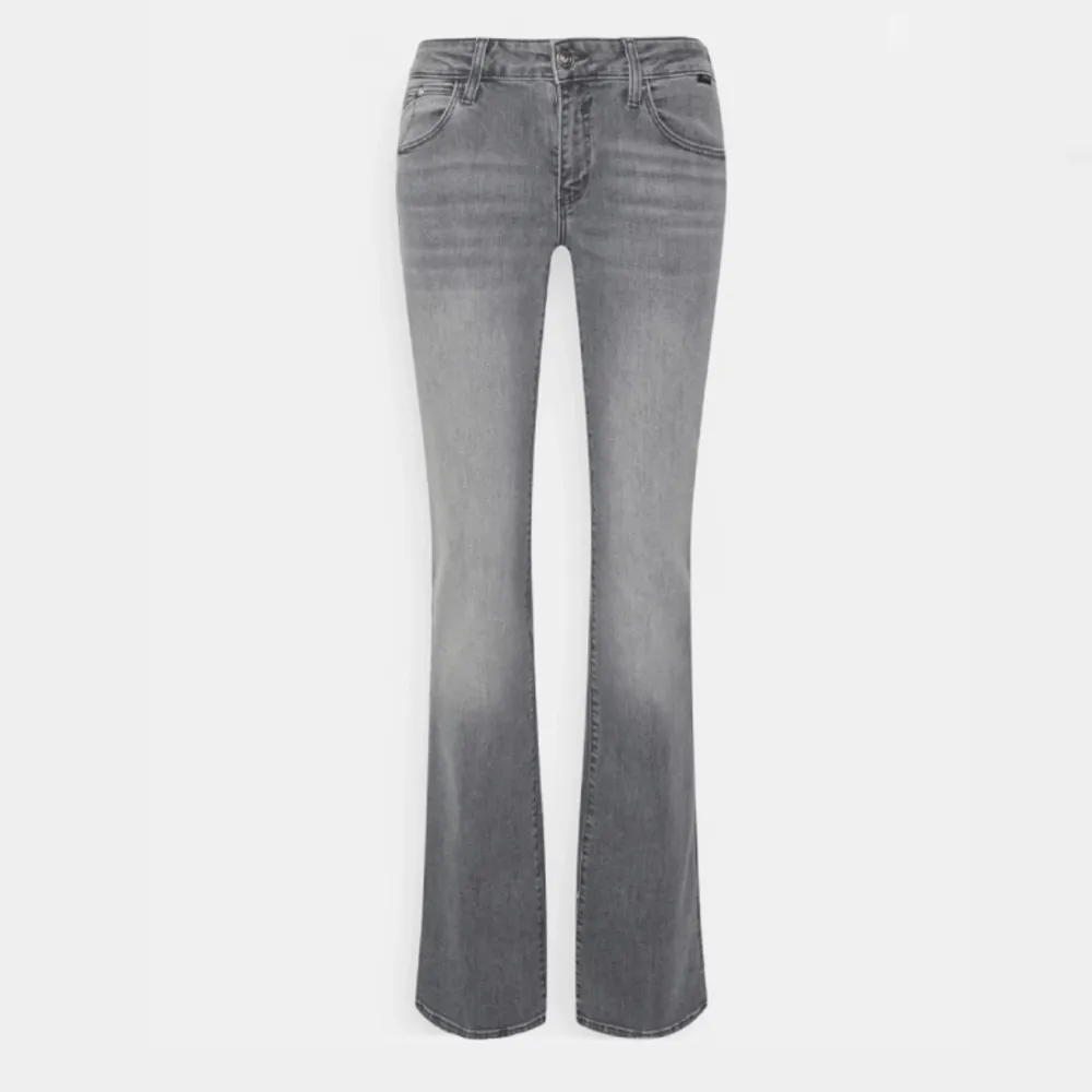 Säljer dessa gråa lågmidjade jeans från Mavi som är köpta på zalando. Kontakta mig om du har frågor ❤️. Jeans & Byxor.
