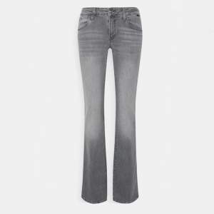 Säljer dessa gråa lågmidjade jeans från Mavi som är köpta på zalando. Kontakta mig om du har frågor ❤️