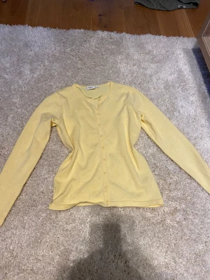 Gul kofta  - Gul, kofta, nyskick, XS, jag gillar inte färgen, märke: Saint