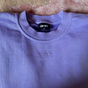 Lavendellila sweatshirt från Aim’n (lavande washed sweatshirt) i storlek M, jättefint skick, endast använd 1 gång. Har klippt bort det mesta av lappen i nacken pga skav men inga andra anmärkningar. 
