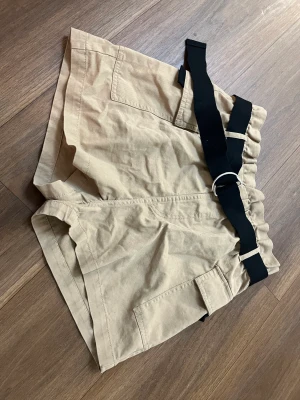 Shorts  - Shorts från HM i storlek 40.  Endast testade.  Kan skickas men köparen står för frakten🥰 