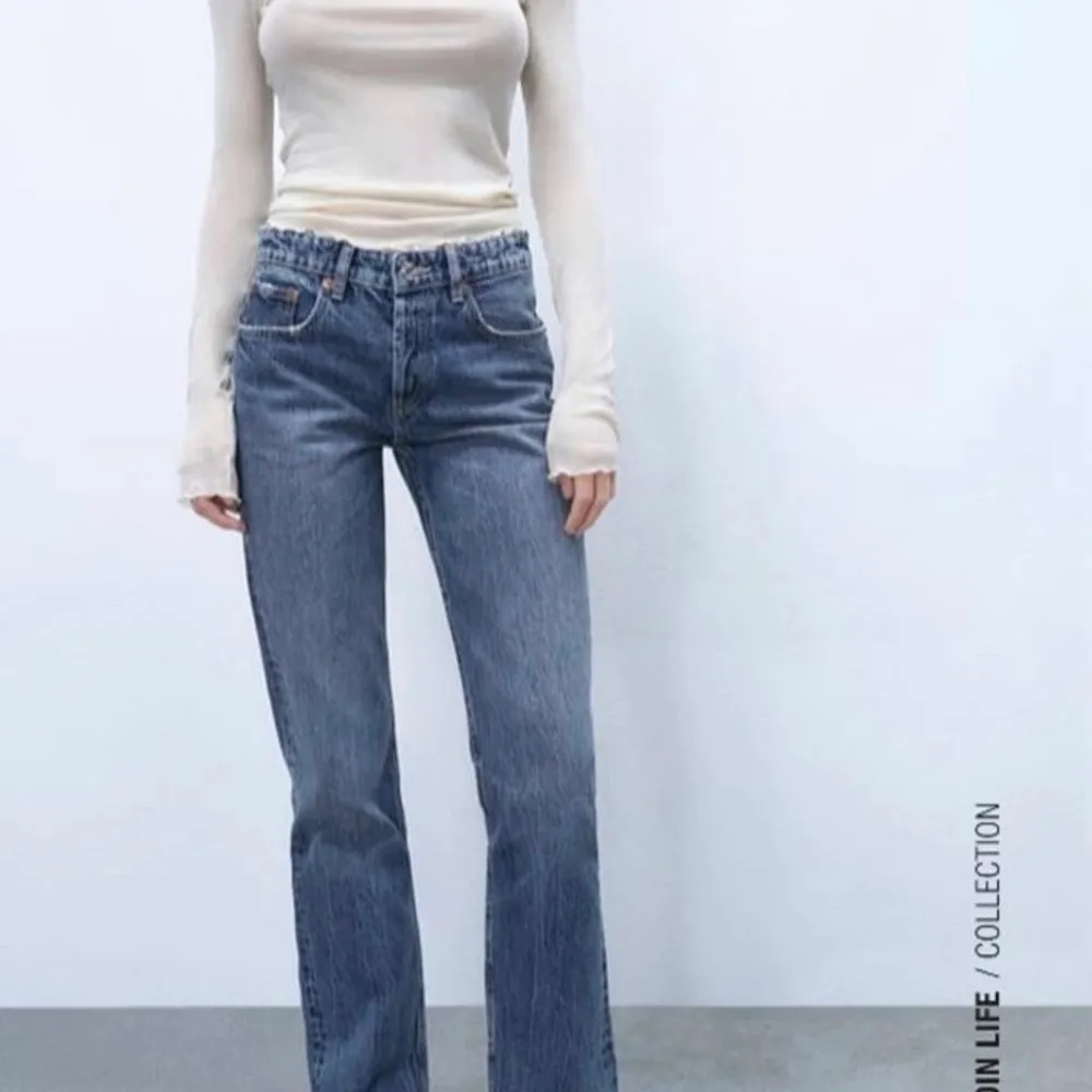 Säljer mina nästan oanvända jeans från zara!! Super fina mid waist straight jeans💕 250 exklusive frakt💕sista bilden är lånad . Jeans & Byxor.
