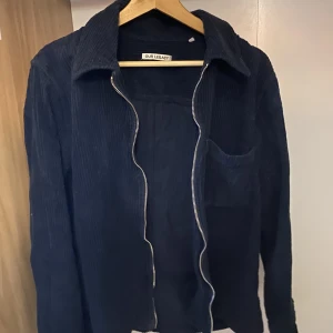 Tjocktröja Our legacy  - Säljer detta plagg för en mycket billig slant! Detta då dragkedjan har gått sönder något som lär vara enkelt att åtgärda men har inte riktigt haft orken än! Tröjan är varm och funkar perfekt på våren som jacka till och med!