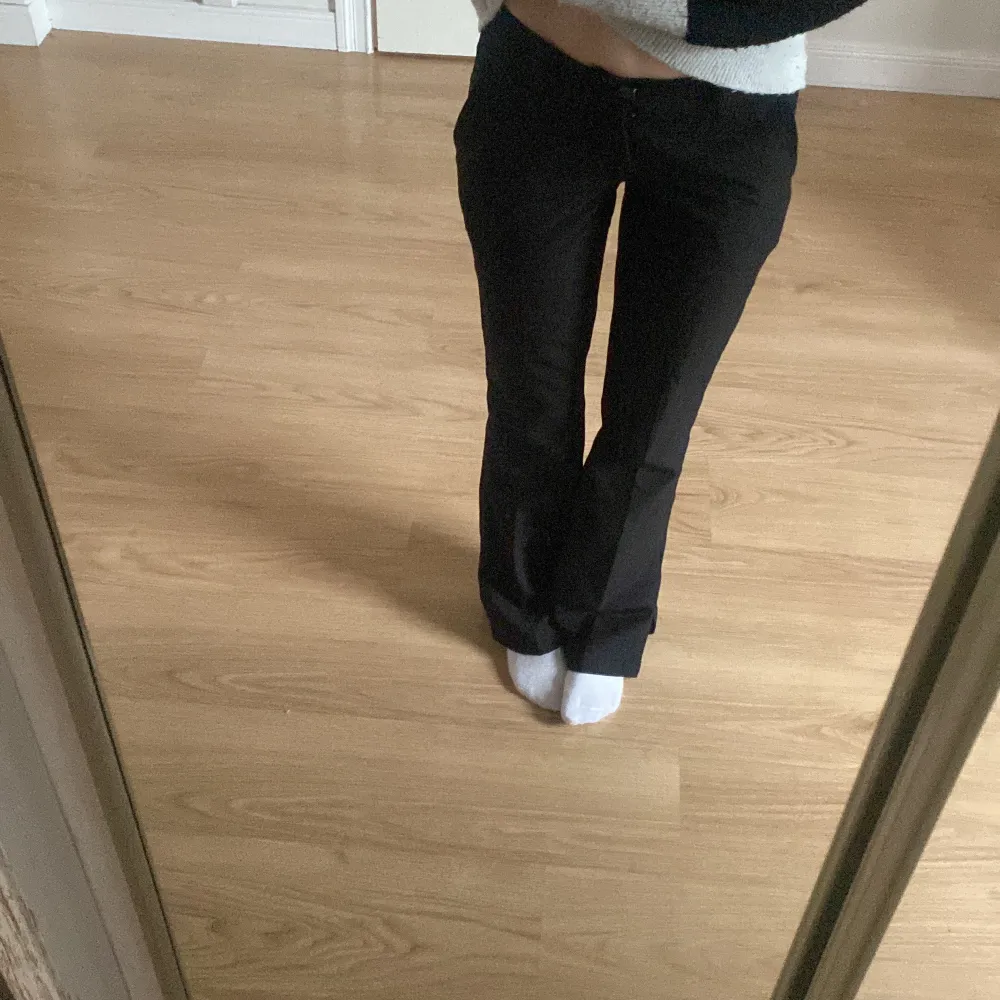 Jag säljer  mina low waist kostymbyxor för att dom inte kommer till användning något mer, använde några få gånger jätte fina . Jeans & Byxor.