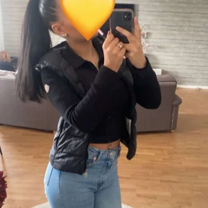 Moncler jacka - Hjälper min vän att sälja sin moncler jacka som är köpt här på plick. Jackan är använd fåtal gånger. Inga defekter eller skador på jackan förutom lappen inuti jackan som jag lagt bild på. Köpt för 3000 säljer för 2500. Priser kan diskuteras vid snabb affä