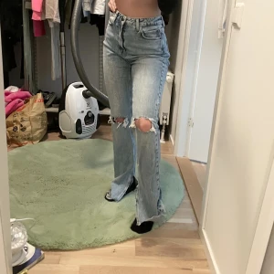 Zara jeans med slits  - Knappt använda då de är för långa för mig som är 162 cm lång 😇 Frakten ingår i priset 
