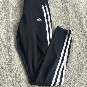 Lågmidjad Träningstights från adidas som sitter som Xxs-xs