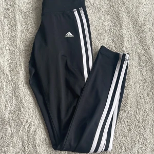Tights från adidas - Lågmidjad Träningstights från adidas som sitter som Xxs-xs