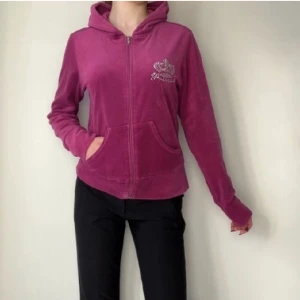 Velour hoodie  - Mörkrosa hoodie från Fruscío. Jättemjuk, endast använd några få gånger. Påminner om Juicy Couture och Victoria Beckham. Det står princess och en krona i rhinestones på framsidan.💕