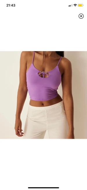 lila topp NAKD - helt oanvänd med lapp kvar, från NAKD🍓 storlek XS! så gullig detalj vid brösten <3 ANVÄND KÖP NU FÖR GRATIS FRAKT TILL O MED 18 APRIL