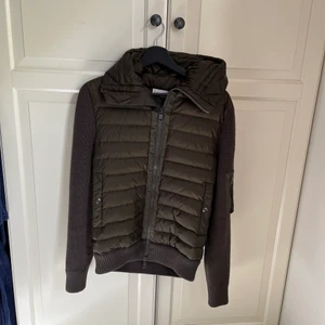 Moncler cardigan  - Säljer min sparsamt använda moncler cardigan. Den är i princip ny! Köpt från en legit instagram sida (BurkenHeat) Strl M men är tts så sitter som en M  Hör av dig om du har fler frågor eller funderingar! 5000 kr