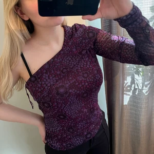 asymmetrisk tröja - trendig asymmetrisk topp, från guess och är i jättebra kvalite, passar mig som har s-m i tröjor, älskar den 🖤