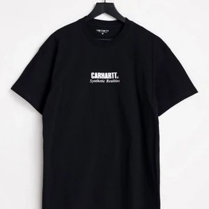 Carhartt Svart T-shirt med tryck - En Carhartt T-shirt i oöppnad förpackning, nyskick. Storlek XL. Nypris: 649kr - Mitt pris: 199kr. Köparen står för frakt. Har du frågor, tvivla inte på att höra av dig! :)
