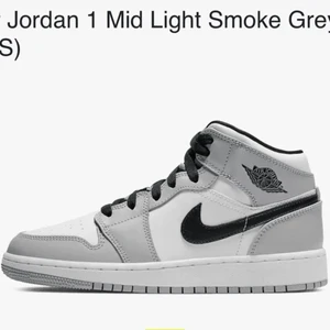 Jordan 1 Mid light smoke grey - Köpta här på plick men va för små, kan även tänka mig att byta med någon. Pm för fler bilder