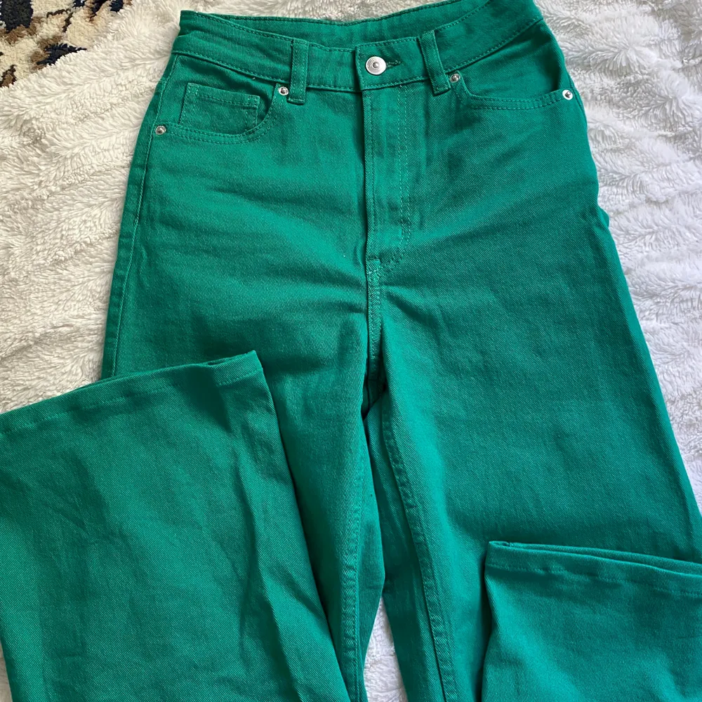 Coola gröna baggy jeans ifrån H&M. Köpare står för frakt!. Jeans & Byxor.