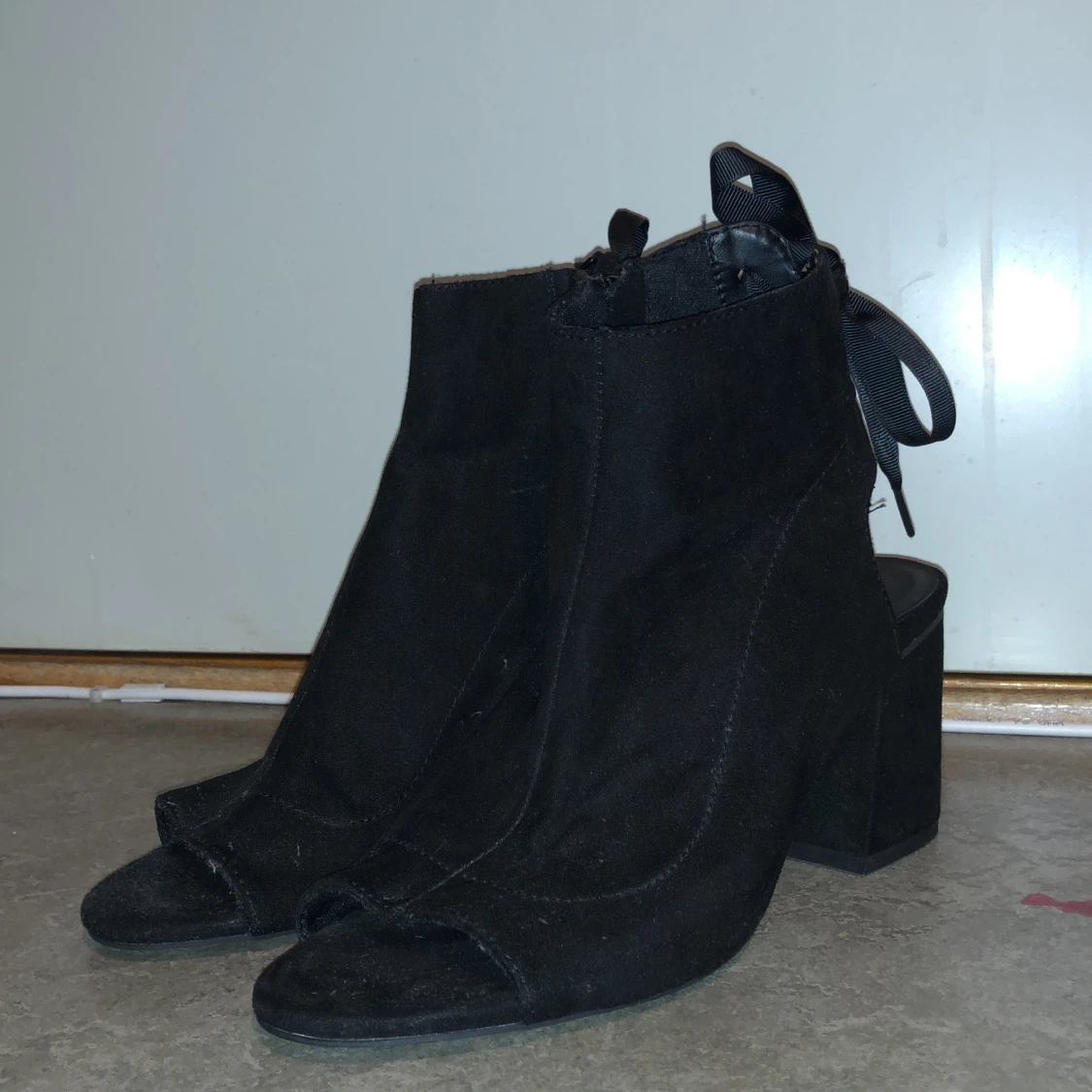 Svarta klackskor med rosett-detalj