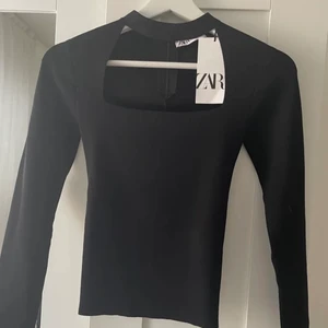 Svart topp - Säljer denna populära tröjan från zara. Använd 1 gång. 