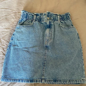 Jeanskjol - Snygg jeanskjol från H&M strl 34. Använd fåtal ggr🌸