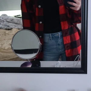 S - Säljer min fina vår jacka eftersom att den är tjockare än en vanlig skjorta. Knapparna är i plast men håller svin bra ändå jätte bra skick på hela jackan köparen står för frakten 📦💕