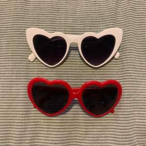 Härliga solbrillor perfekt för sommaren ☀️ 50kr st eller båda för 80kr:)
