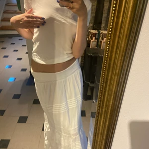 Vit kjol  - En vit superfin kjol! Går att använda som en klänning också! Strl XS köpt från Lindex 🫶🏽 knappt använd! Nypris: 500 kr