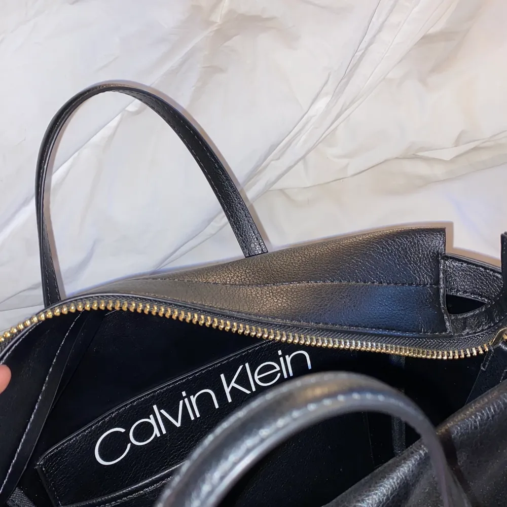 Calvin Klein väska, självklart äkta köpt på design only. Kan sälja billigare vid snabb affär!🌸. Väskor.