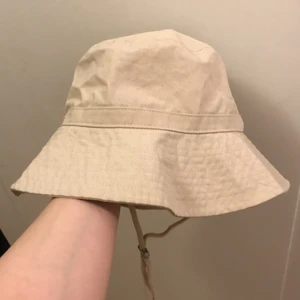 Beige bucket hat  - Beige bucket hat som har blivit använd 1 gång då jag märkte att jag inte riktigt tycker att jag passar i hatt hehe. Storlek L. Säljer för 70 kr🥰 frakt ingår ej!