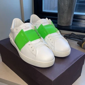 Valentino skor - Trendiga Valentino skor i storlek 42,5, cond 9/10. Man får med box, kvitto, dustbags och exktra skonsören 