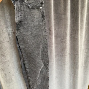 Weekday jeans  - Gråa jeans från weekday i modellen LASH. Storlek: W25 L28