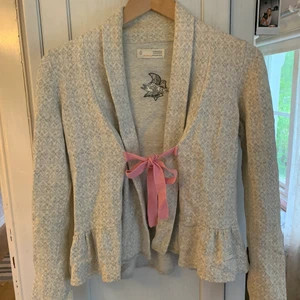 Odd Molly kofta - Jättefin Odd Molly kofta! Väldigt sparsamt använd & i toppskick! Paketpris vid köp av fler plagg💛💛 priset går att diskutera💫