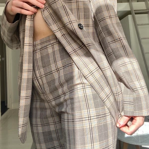 ASOS design kostymset strl 36-38 - Klassisk kostymset i rutigt mönster. Oversized kavaj i strl 36. Byxorna något utsvängda vid benen, strl 38 och kommer från ASOS tall så passar perfekt för långa ben. Setet är använt en gång. Nypris 789kr (kavaj) + 469kr (byxor). Säljs som set (ej separat)