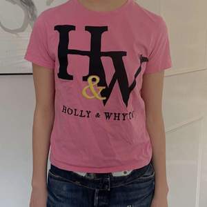 Söt T-shirt från Holly & White 💗 som ni kan se på andra bilden sitter inte text trycket helt fast på alla ställen med det är inte riktigt något som syns 🤍🤍 Köparen står för frakten (standard pris är 66 men kan möjligtvis va billigare om den postas som ett brev), eller så kan jag mötas upp i Stockholm 💘