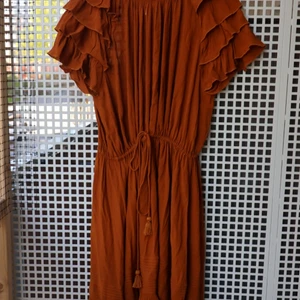 Klänning - Klänning som knyts i midjan. Osäker på storlek men ca M.