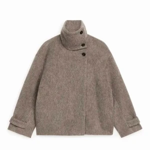 arket - säljer min jättefina arket jacka! använd ett fåtal gånger! jättefin både till vår och höst/vintern 😍❤️