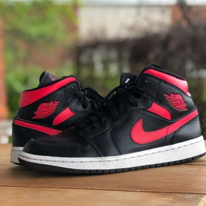 Jordan 1 Mid Siren Red - Skorna är storlek 40,5 och i riktigt bra skick. Om ni önskar fler bilder eller har några frågor så är det bara att höra av sig. (KVITTO FINNS)