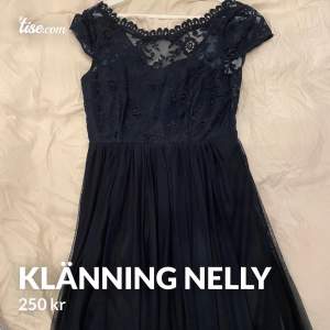 En klänning från NELLY. Storlek 36. Mörkblå med spets! 