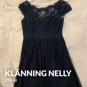 Klänning från NELLY - En klänning från NELLY. Storlek 36. Mörkblå med spets! 