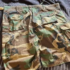 Camoshorts xxxl - Rothco woodland shorts! Helt nya med lapparna kvar! Köpte fel storlek! 