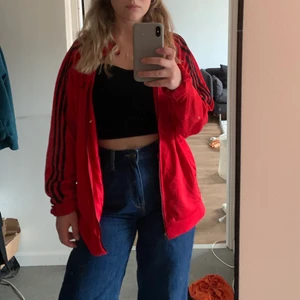 Adidas kofta - Så snygg zip hoodie från adidas. Röd med svarta ränder. Oversized fit. 