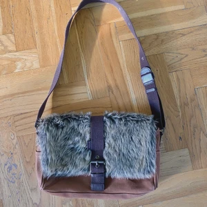 Mexx väska med päls - Cool väska från Mexx med fuskpäls! 35cm bred och 20cm hög. Bandet är justerbart, kan bli kortare eller längre! <3