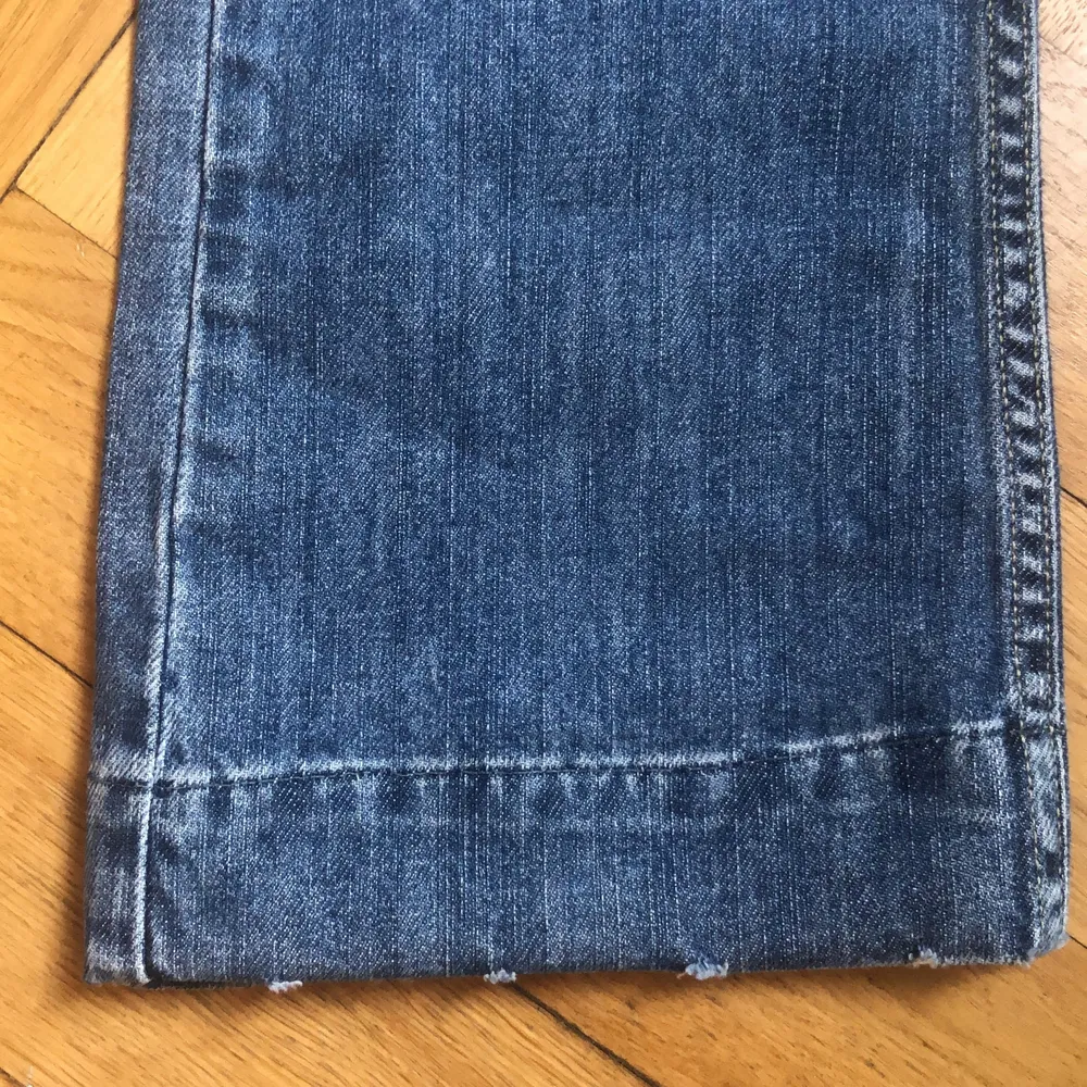 Lågmidjade jeans från blend som jag har valt att sprätta upp vilket jag tycker är snyggast men sista bilden visar hur det ser ut om man vill sy upp och då blir Innerbenslängden 76cm❤️ || Midja 78cm och Innerben 84cm ||. Jeans & Byxor.