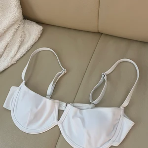 Bikini överdel  - Säljer då den är för liten för mig. Aldrig använd! 