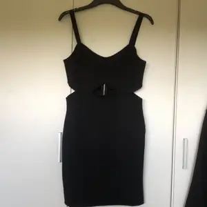 Svart klänning från H&M som ej går att köpa längre, endast testad, nyskick ✨Frakt +45kr✨