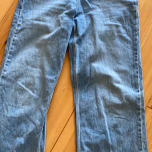 Jeans  - Säljer dessa jeans från hm i storlek 13-14 år då dom är för små för mig , skriv vid intresse 