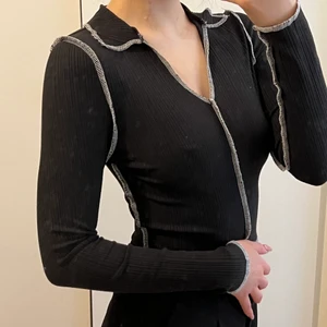 Långärmad topp - Svart långärmad topp med synliga vita sömmar. Väldigt skön och stretchig material