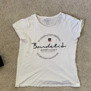 Vit t-shirt, bondelid, M - Vit t-shirt från bondelid. Storlek M. Plagget är rätt så använt och 1-2 år gamla men inte används på ca 6 månader. T-shirten sitter inte så tajt.
