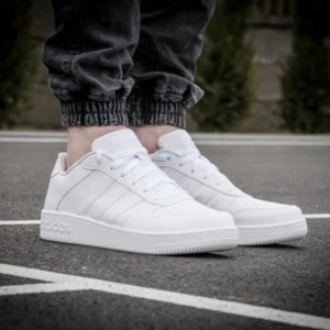 Adidas Neo Team Court sneakers - Adidas Neo Team Court (AQ1289) i gott skick. Sparsamt använda i strl 39 1/3. Skorna är herrmodell men är enligt mig unisex. Fler bilder finns vid förfrågan. 